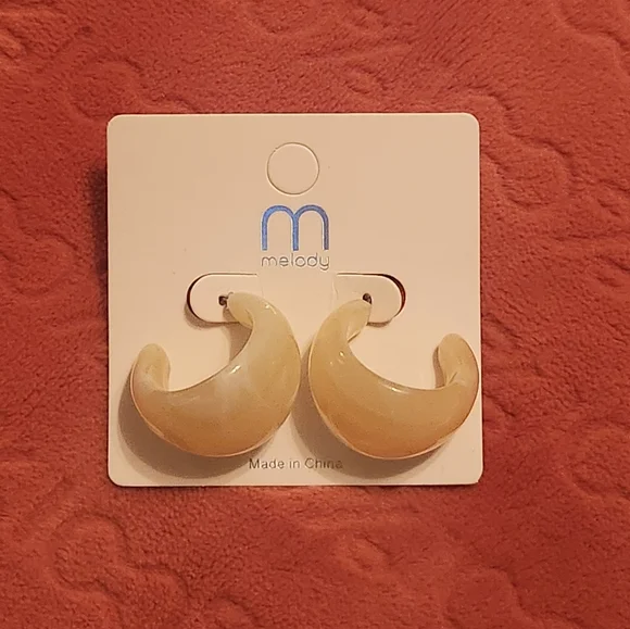 Melody Huggie Hoop Earrings NWT - Picture 1 of 2